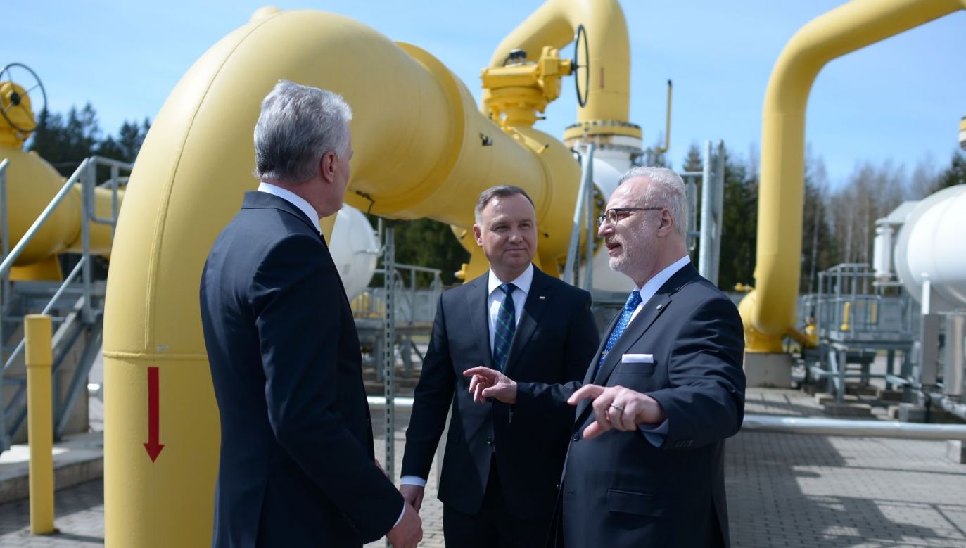 Heads of State under the pipe in Jauniūnai. Polish President Andrzej Duda (centre), Lithuanian President Gitanas Nauseda (left) and Latvian President Egils Levits (right) during the ceremonial opening of the Poland-Lithuania gas interconnector, May 5, 2022. Photo PAP/Marcin Obara