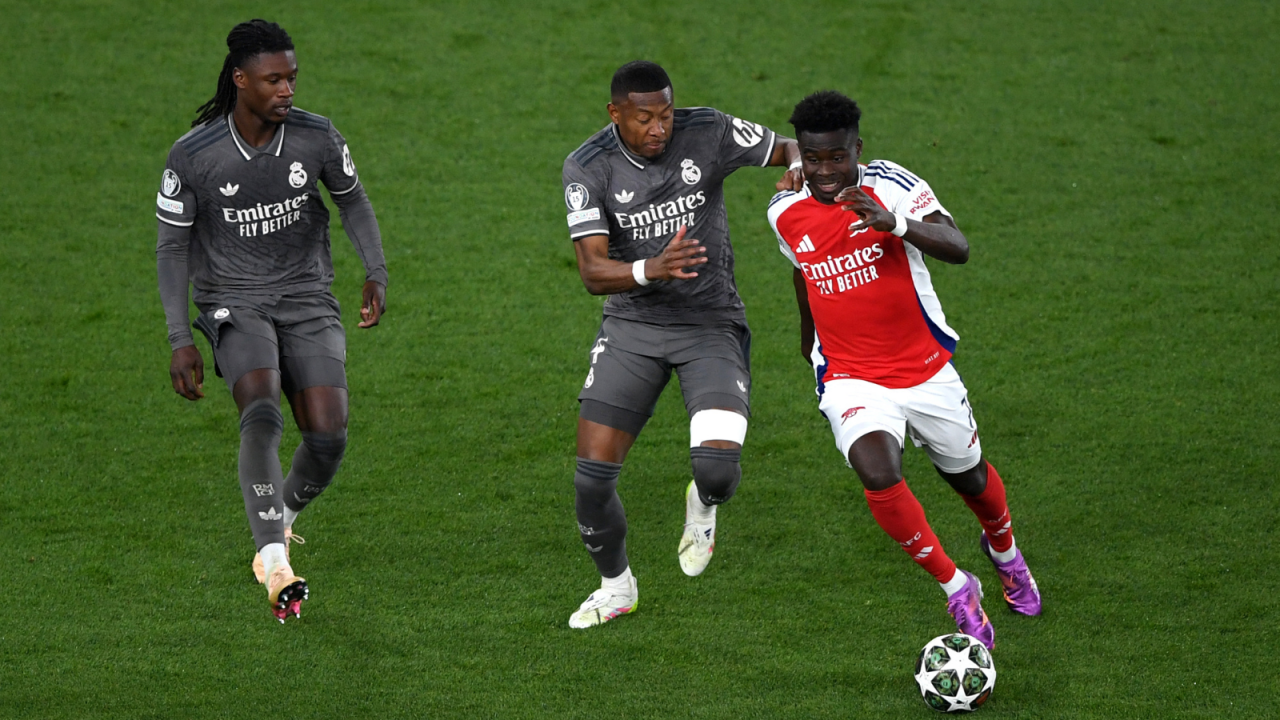 Eduardo Camavinga i David Alaba w rywalizacji z Bukayo Saka (fot. Getty Images)