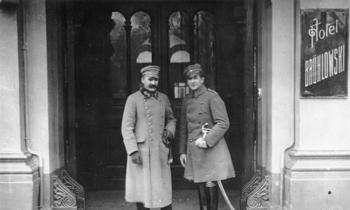Rok 1916. Józef Piłsudski i Bolesław Wieniawa-Długoszowski w bramie hotelu Brühla. Fot. NAC/ Instytut Józefa Piłsudskiego
