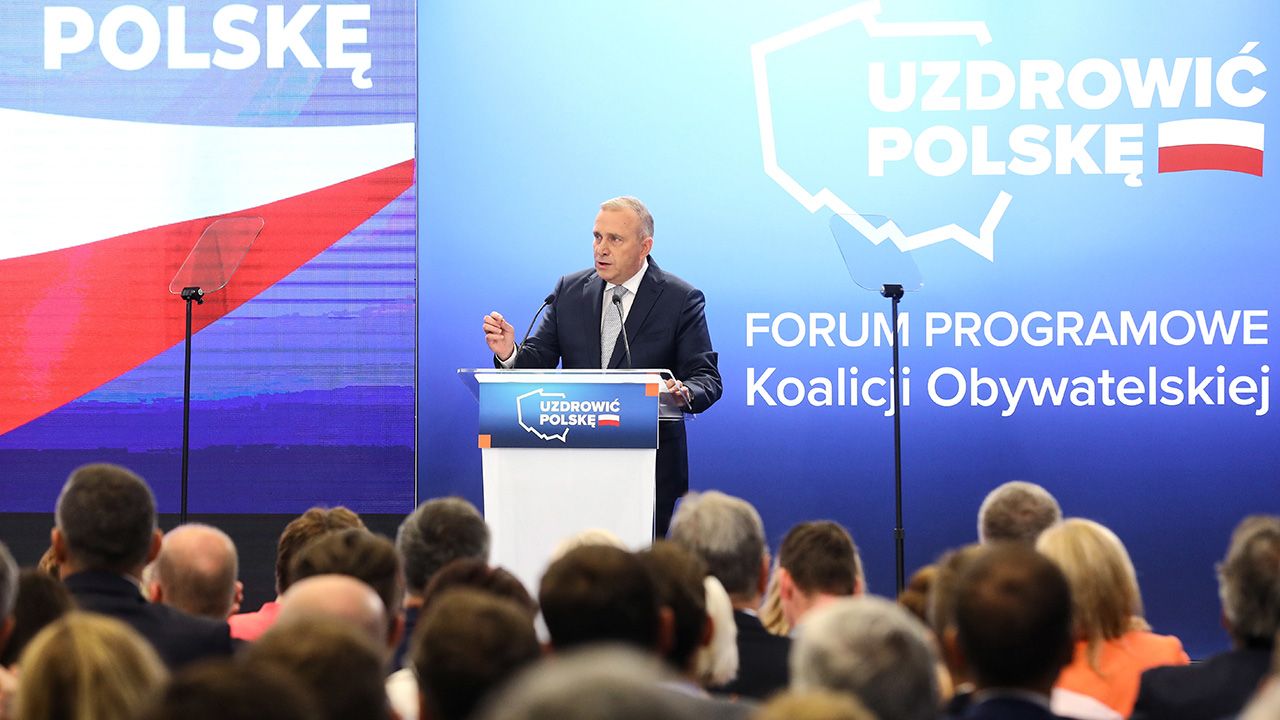 „Szóstkę Schetyny” lider PO zaprezentował w lipcu w czasie Forum Programowego Koalicji Obywatelskiej (fot. arch. PAP/Rafał Guz) „Szóstkę Schetyny” lider PO zaprezentował w lipcu w czasie Forum Programowego Koalicji Obywatelskiej (fot. arch. PAP/Rafał Guz)