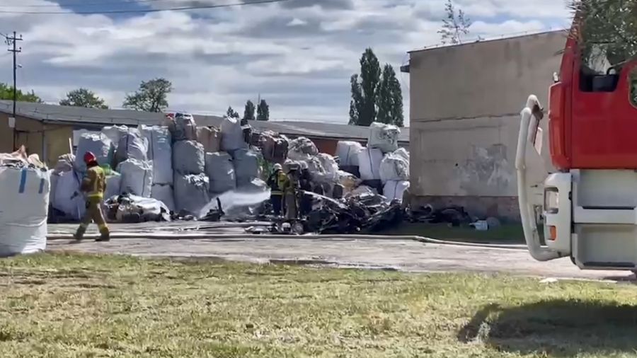 Z pożarem walczy 20 jednostek straży (fot. PK PSP w Inowrocławiu)