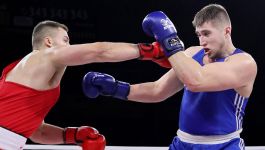 Radosław Kawczak (w niebieskim stroju) wygrał już czwartą walkę w Polskiej Lidze Boksu (fot. PAP/Zbigniew Meissner)