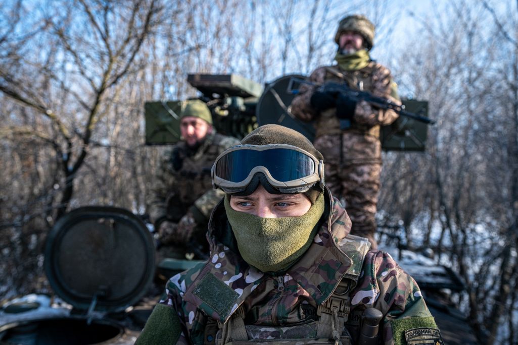 Здымак мае ілюстрацыйны характар. Украінскія салдаты накіроўваюцца да сваёй пазіцыі на лініі фронту непадалёк ад Бахмуту ў Данецкай вобласці, Украіна. 13 студзеня 2024 года. (Фота: Ignacio Marin / Anadolu Press / Abaca Press / Forum)