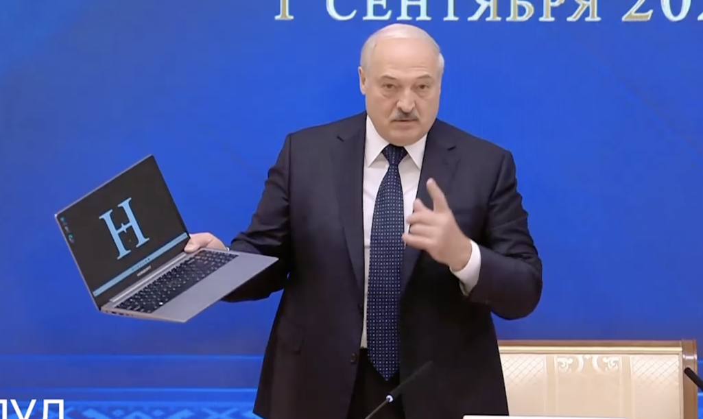 Аляксандр Лукашэнка паказвае «першы беларускі ноўтбук № 1». Менск, Беларусь. 1 верасня 2022 года. Скрыншот з відэа: pul_1 / Telegram