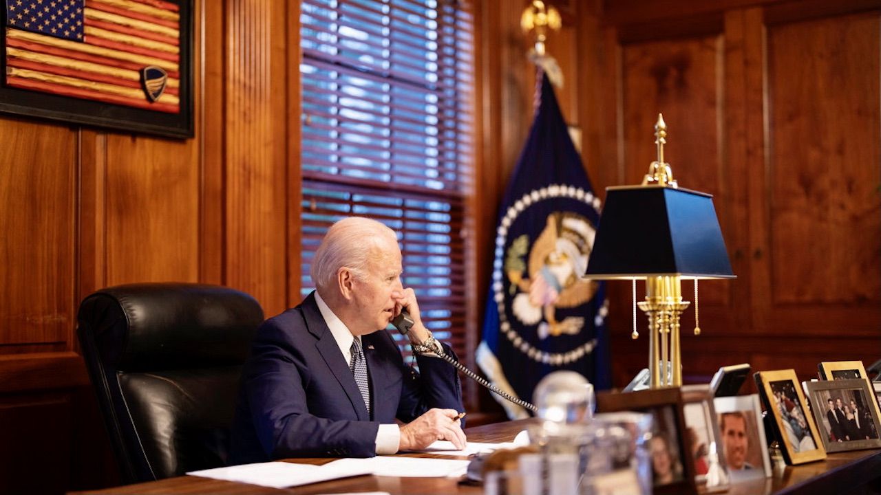 Po raz drugi w ciągu miesiąca Joe Biden rozmawiał z Władimirem Putinem (fot. PAP/EPA/Adam Schultz/The White House)