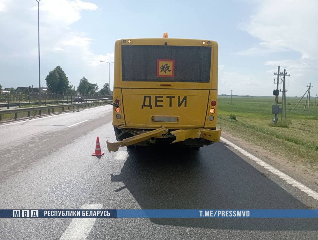 Аўтамабіль BMW сутыкнуўся са школьным аўтобусам. (Фота: pressmvd / Telegram)