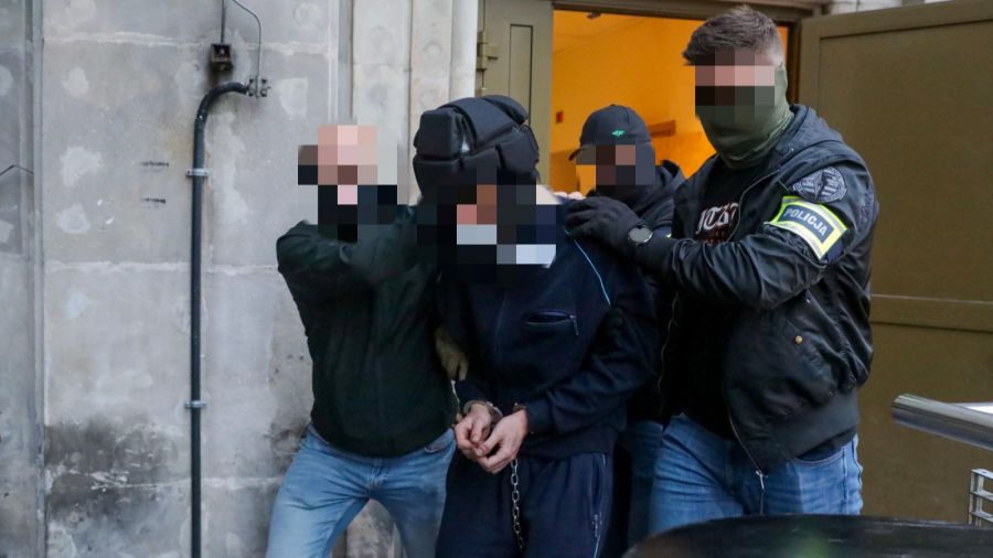 Mieszko R. prowadzony przez policjantów Fot. Tomasz Gzell/PAP