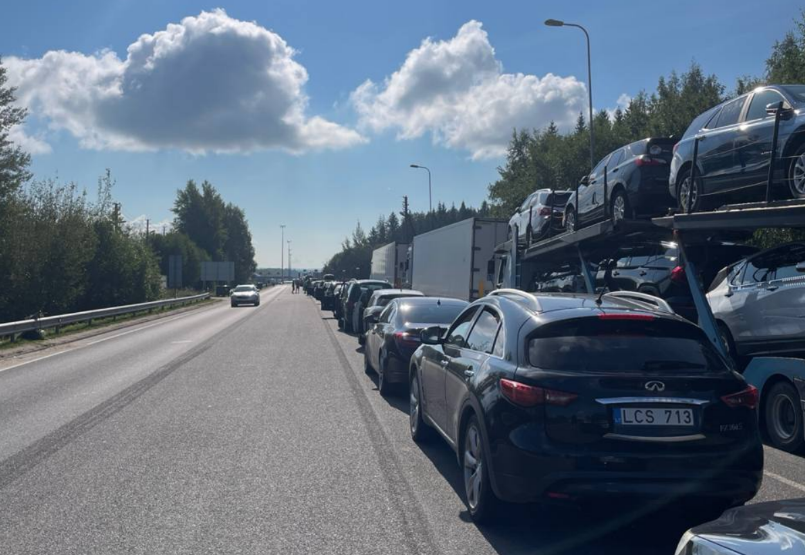 Чарга перад пунктам пропуску «Каменны Лог». 8 жніўня 2024 года. Фота: granica_bypl / Telegram