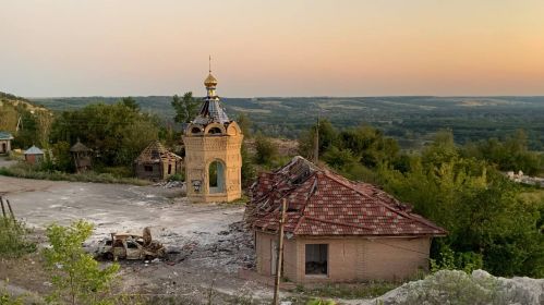 Руіны гасцініцы «7 Вятроў», размешчанай на вышыні 220 метраў над узроўнем мора на схіле горы Крамянец у горадзе Ізюм, Харкаўская вобласць, Украіна. Фота: Алесь Маісеенка для «Белсату»