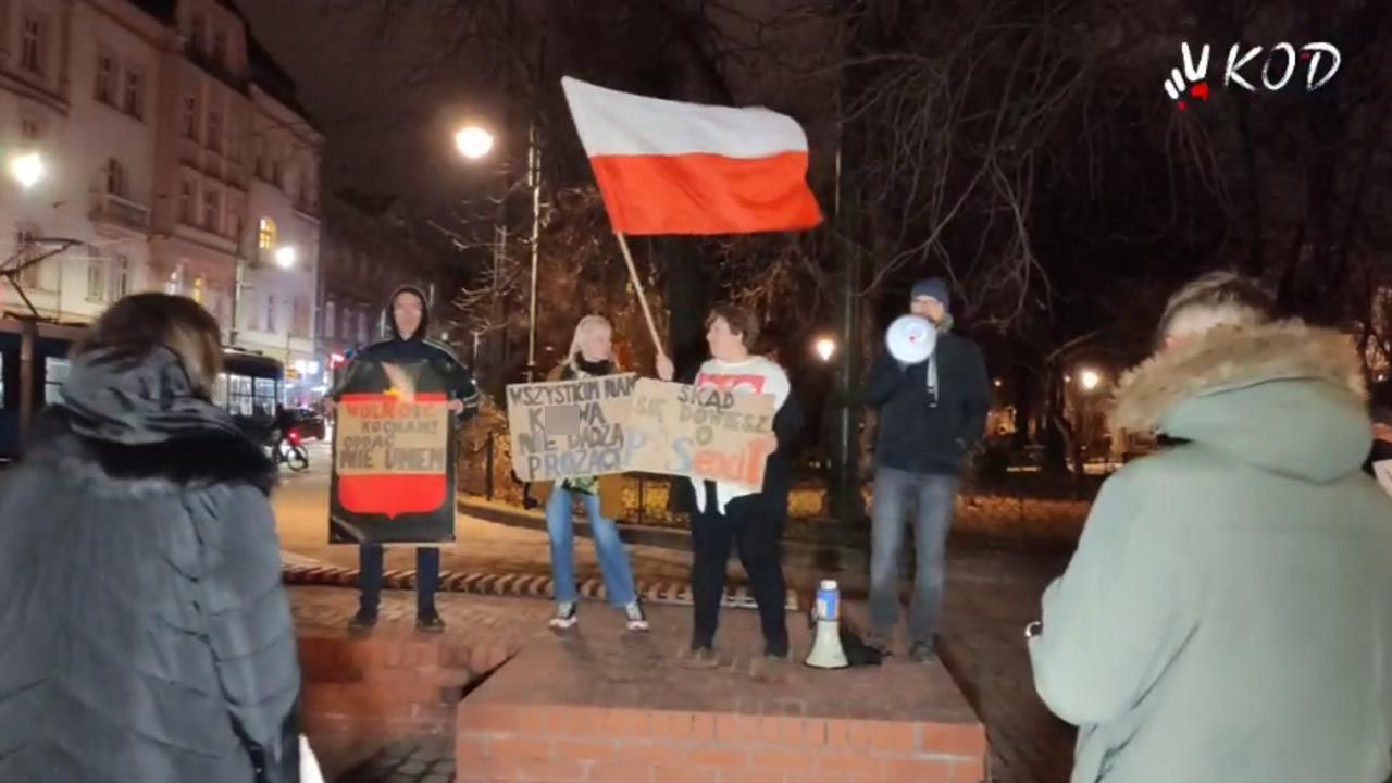 Garstka osób na proteście KOD w Krakowie „w obronie TVN” (fot. Facebook/Video-KOD)