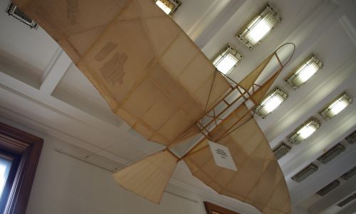 „Lotnię” (miała 7 mkw. powierzchni skrzydeł i masę 18 kg) przekazał Muzeum Przemysłu i Rolnictwa w Warszawie, ale uległa zniszczeniu we wrześniu 1939 (na zdjęciu replika z Muzeum Techniki w Warszawie, zbudowana przez Pawła Zołotowa). W latach 1905–1907 Tański konstruowałć śmigłowce, ale proby wniezsienia ich nie powiodły się. Zaprojektował też samolot jednopłatowy „Łątka”. Aeroklub Polski ustanowił medal im. Czesława Tańskiego za osiągnięcia w szybownictwie. Fot. WikiCommons/Mateusz Opasiński - Praca własna