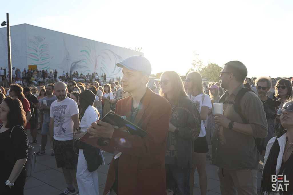 Мастак Яраслаў Кірвель малюе Свету Бень, якая выступае на Hučna Fest на беразе Віслы ад Free Belarus Center. Варшава, Польшча. 10 ліпеня 2023 года. (Фота: Аліса Ганчар / Белсат)