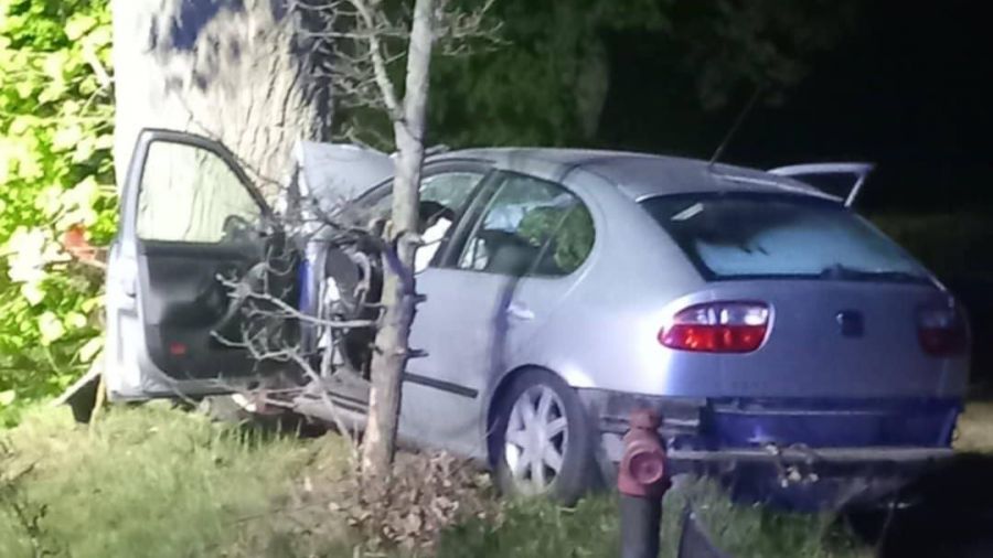 Czajcze, wypadek, auto wjechało w drzewo (fot. OSP Bądecz/Facebook)
