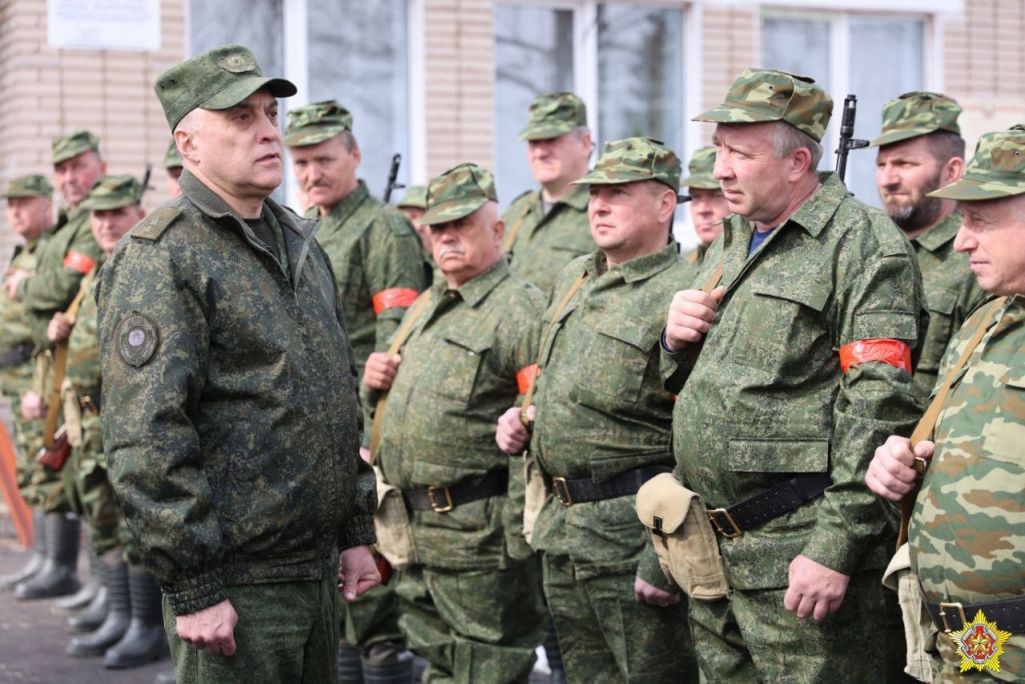 Здымак мае ілюстрацыйны характар. Міністр абароны Беларусі Віктар Хрэнін аглядае сілы «народнага апалчэння» на камандна-штабным вучэнні. Глівін, Беларусь. 12 красавіка 2023 года. (Фота: Ян Гарбанюк / «Ваяр»)