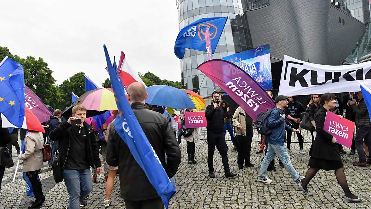 Przedstawiciele sześciu ogólnopolskich komitetów wyborczych do PE zebrali się na wspólną debatę w studiu TVP (fot. PAP/Piotr Nowak) Przedstawiciele sześciu ogólnopolskich komitetów wyborczych do PE zebrali się na wspólną debatę w studiu TVP (fot. PAP/Piotr Nowak)