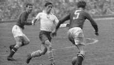 Gerard Cieślik podczas meczu Polska–ZSRR w 1957 roku (fot. PAP).