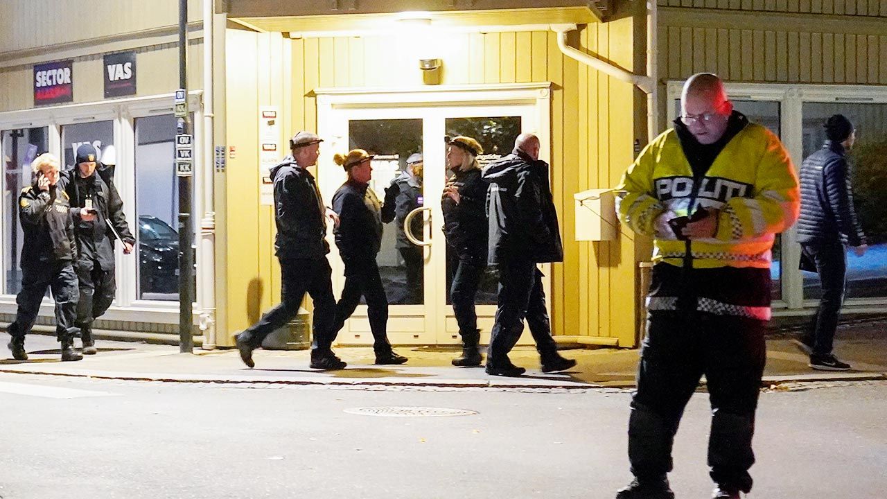 W ataku zostały też ranne dwie osoby, w tym policjant (fot. PAP/EPA/Torstein Boe)