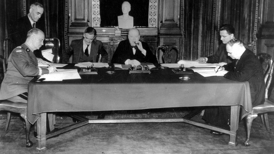 Podpisanie układu znanego jako Sikorski-Majski, Londyn, 30 lipca 1941. Widoczni od lewej: premier RP i Naczelny Wódz gen. Władysław Sikorski, minister spraw zagranicznych Wielkiej Brytanii Anthony Eden (trzeci z lewej), premier Wielkiej Brytanii Winston Churchill (czwarty z lewej), ambasador ZSRR w Wielkiej Brytanii Iwan Majski ( z prawej). Fot. NAC