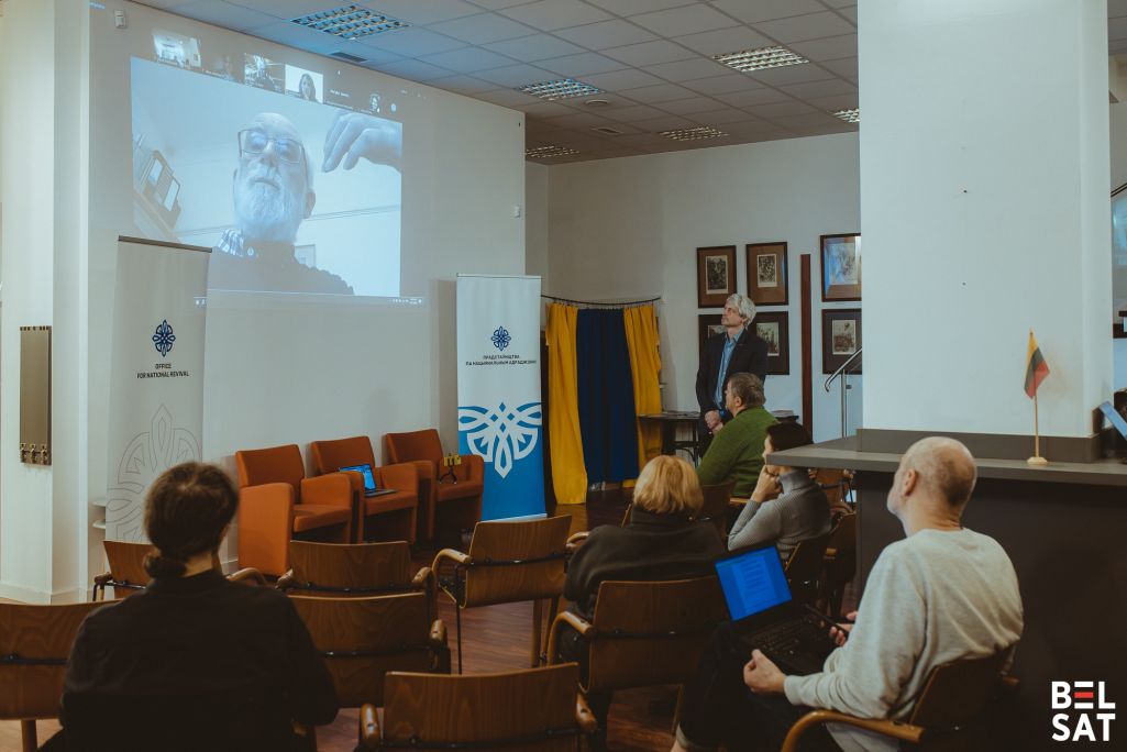 Колін Г. Ўільямз (Кеймбрыдж і Кардыфскі ўніверсітэт) прамаўляе падчас экспертнага форуму «Моўная палітыка ў Беларусі: Праектуючы будучыню», арганізаванага прадстаўніцтвам Аб’яднанага пераходнага кабінету Беларусі ў справе нацыянальнага адраджэння. Варшава, Польшча, 17 снежня 2024 года. Фота: Белсат