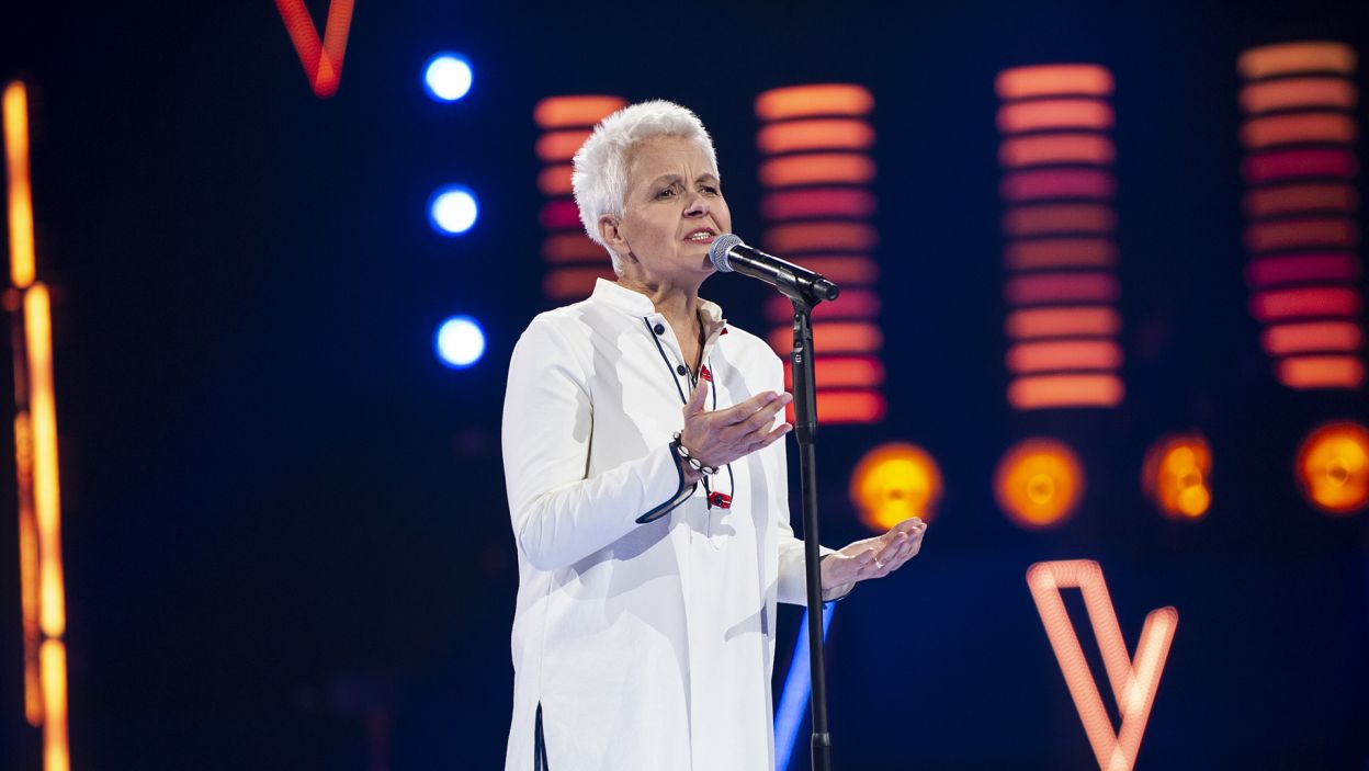 Rywalizację w drużynie Alicji Majewskiej rozpoczęła zapalona podróżniczka Irena Hodowaniec, która zaśpiewała piosenkę „Ty” (fot. TVP)