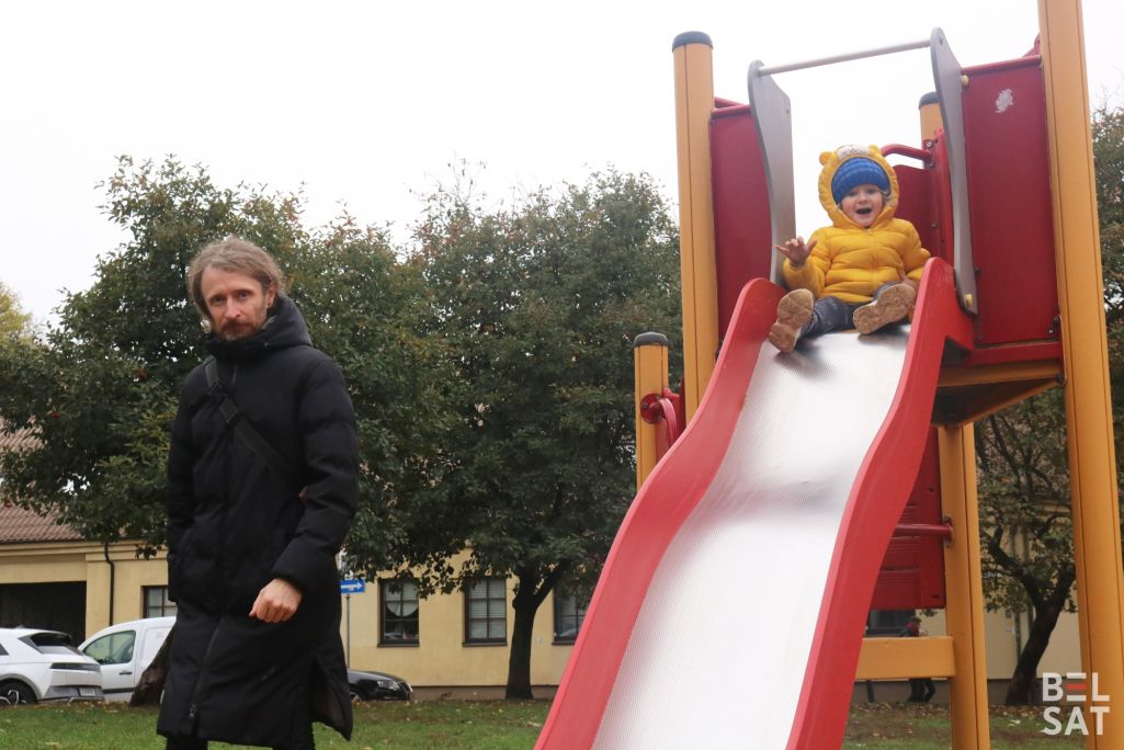 Грамадскі актывіст Ігар Случак з дзіцяці ў Вільні, Літва. Кастрычнік 2023 года. (Фота: Белсат)
