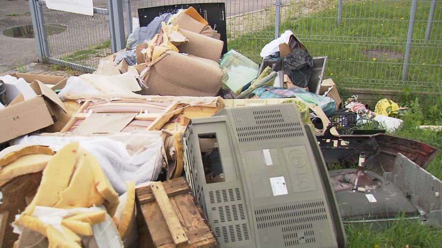 Tylko w ciągu czterech dni odpady były pozostawione pięciokrotnie. Fot. TVP3 Katowice