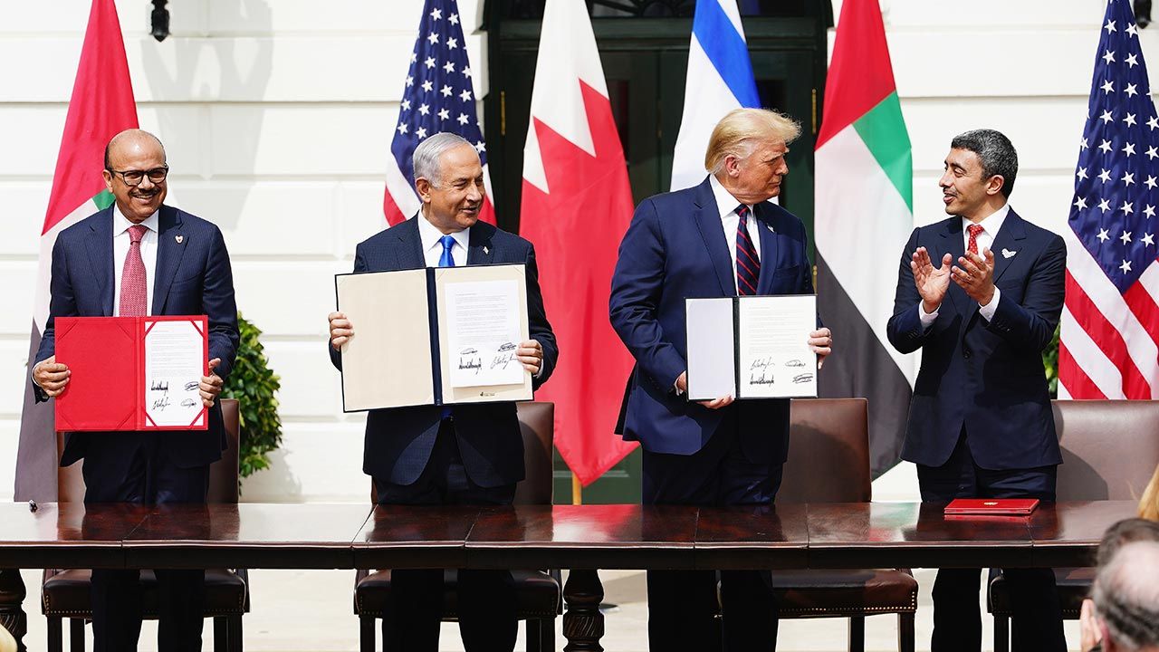 Dekady temu, gdy porozumienia z Izraelem podpisywała Jordania i Egipt, mediacje także prowadził Waszyngton (fot. PAP/EPA/JIM LO SCALZO) Dekady temu, gdy porozumienia z Izraelem podpisywała Jordania i Egipt, mediacje także prowadził Waszyngton (fot. PAP/EPA/JIM LO SCALZO)