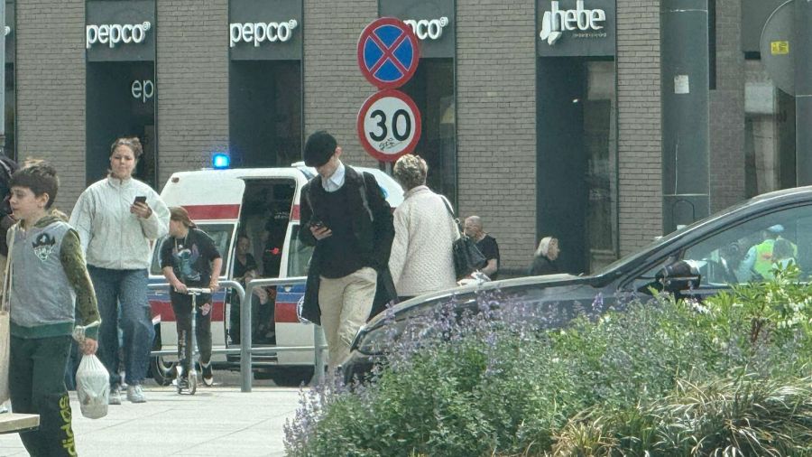 Poznań: kobieta wypadła z tramwaju, rynek Wildecki, utrudnienia (fot. Marianna Anders)