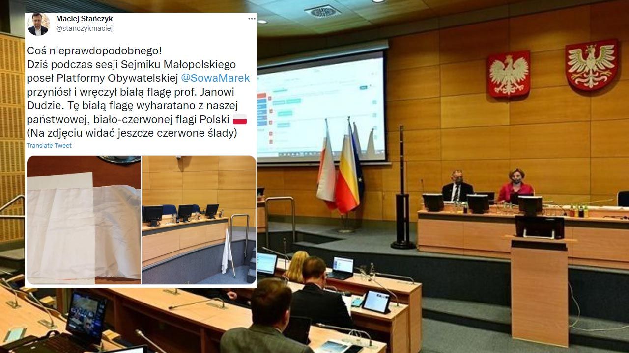 Poseł Marek Sowa przyszedł na debatę w sejmiku małopolskim z białą flagą (fot. www.malopolska.pl) Poseł Marek Sowa przyszedł na debatę w sejmiku małopolskim z białą flagą (fot. www.malopolska.pl)