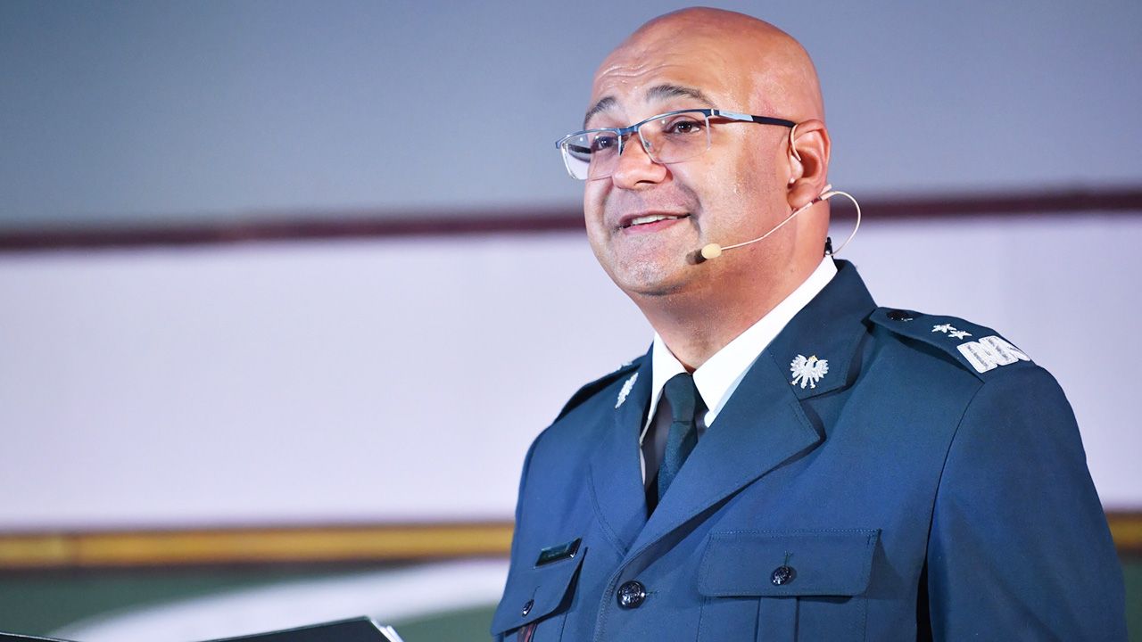 Alvin Gajadhur: TVP Info mówi o bezpieczeństwie „nie tylko przy okazji tragicznych wypadków, kiedy wszystkie media o tym mówią” (fot. PAP/Radek Pietruszka) Alvin Gajadhur: TVP Info mówi o bezpieczeństwie „nie tylko przy okazji tragicznych wypadków, kiedy wszystkie media o tym mówią” (fot. PAP/Radek Pietruszka)