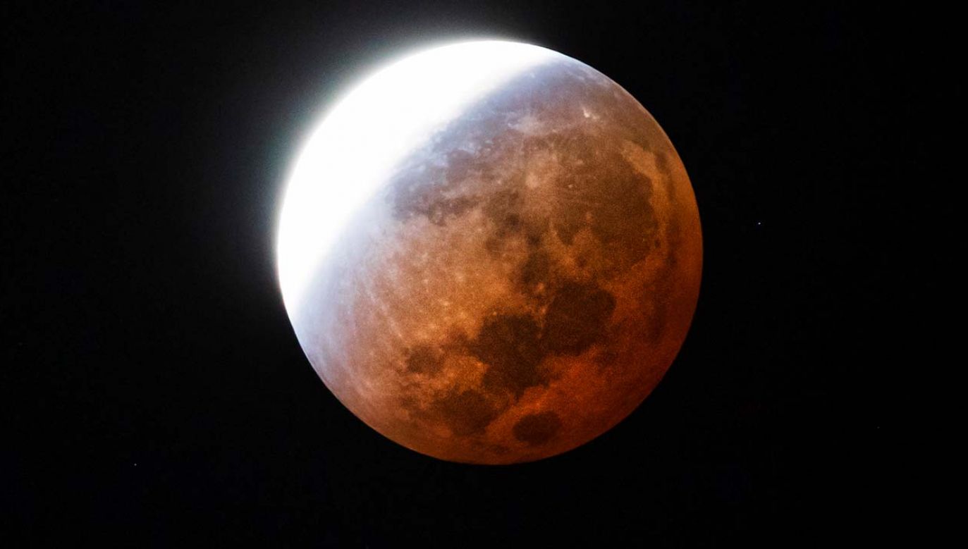 Obserwatorzy w Polsce zobaczą zaćmienie przy zachodzącym Księżycu jako półcieniowe (fot.  Alfredo Martinez/Getty Images)
