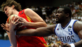 Marc Gasol i Sofoklis Schortsanitis (fot. PAP/EPA)