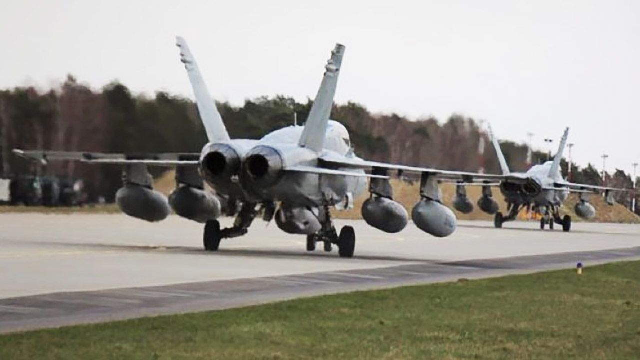 W Łasku wylądowały amerykańskie myśliwce F18 (fot. tt/@mblaszczak)