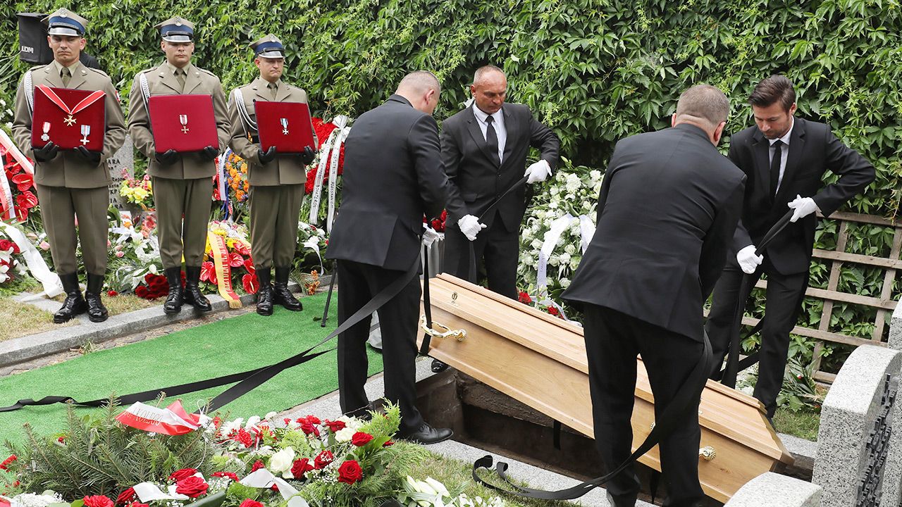 Pogrzeb prof. Witolda Kieżuna na Cmentarzu Wojskowym na Powązkach (fot. PAP/Paweł Supernak) Pogrzeb prof. Witolda Kieżuna na Cmentarzu Wojskowym na Powązkach (fot. PAP/Paweł Supernak)