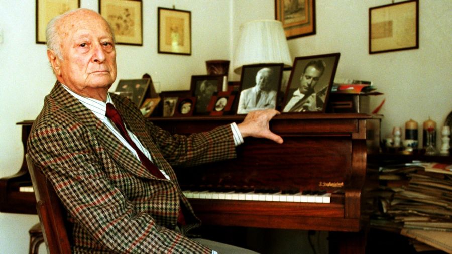 Kompozytor Władysław Szpilman przy swoim fortepianie w domu w Warszawie, 7 maja 1999 roku. Fot. Aleksander Keplicz / Forum