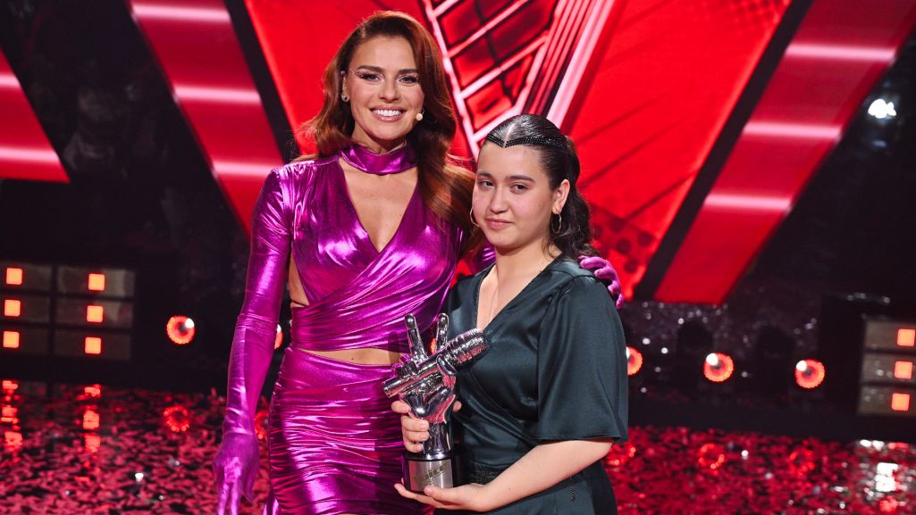 Trenerka Natasza Urbańska i jej podopieczna Michell Siwak, która zwyciężyła 7. edycję programu „The Voice Kids”. Fot. Jan Bogacz/TVP