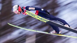 Kamil Stoch w locie (fot. Getty Images) Na zdjęciu uchwycono moment lotu Kamila Stocha w trakcie treningu przed zbliżającym się Pucharem Świata w Wiśle. Długie narty marki FISCHER podkreślają profesjonalny charakter przygotowań, a rozmyte tło z ośnieżonym lasem potęguje wrażenie prędkości i dynamiki. Zdjęcie doskonale oddaje atmosferę napięcia i koncentracji, jaka towarzyszy zawodnikom w ostatnich dniach przed inauguracją jednego z najdłuższych i najbardziej wymagających konkursów w historii tej lokalizacji (fot. Getty Images)