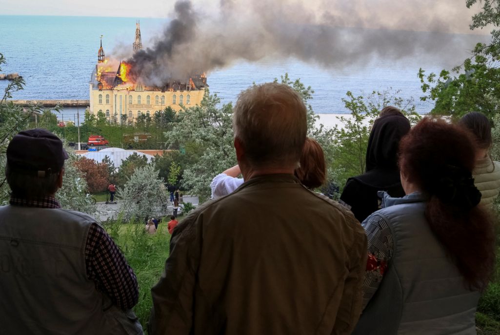 Здымак мае ілюстрацыйны характар. Людзі назіраюць за пажарам«Адэскай юрыдычнай акадэміі» пасля расейскага ракетнага ўдару. Адэса, Украіна. 29 красавіка 2024 года. (Фота: Sergey Smolentsev / Reuters / Forum)