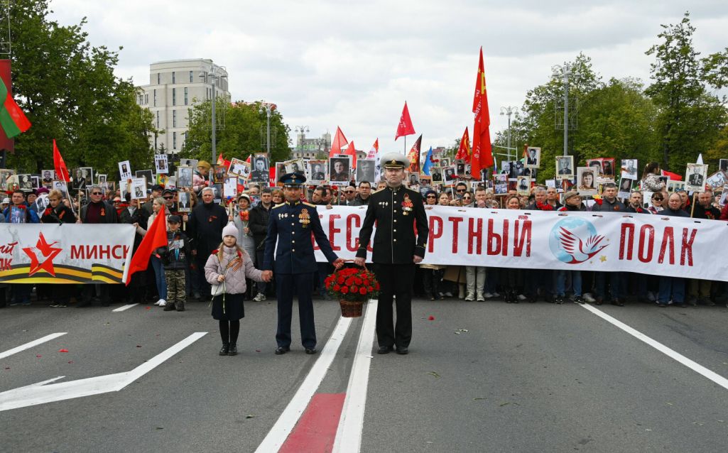 Ускладанне кветак і вянкоў да Манументу Перамогі ў Менску, Беларусь. 9 траўня 2025 года. Фота: Viktor Tolochko / Sputnik Minsk Belarus / East News