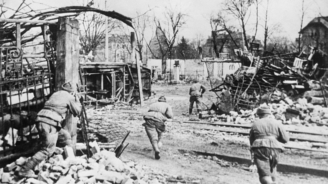 Najazd żołnierzy sowieckich na Śląsku w 1945 roku (fot. TASS via Getty Images) Najazd żołnierzy sowieckich na Śląsku w 1945 roku (fot. TASS via Getty Images)