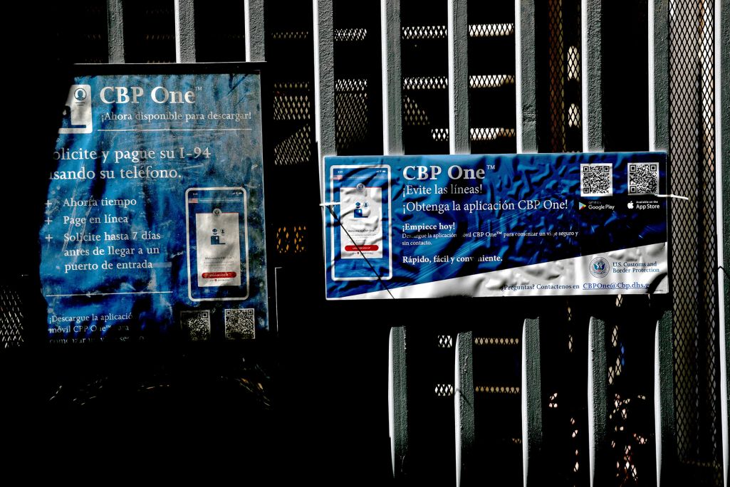 Плакаты, анонсирующие мобильное приложение CBP One, в пункте въезда на границе США и Мексики, 2023 год. Фото: Gary Coronado / Los Angeles Times via Getty Images