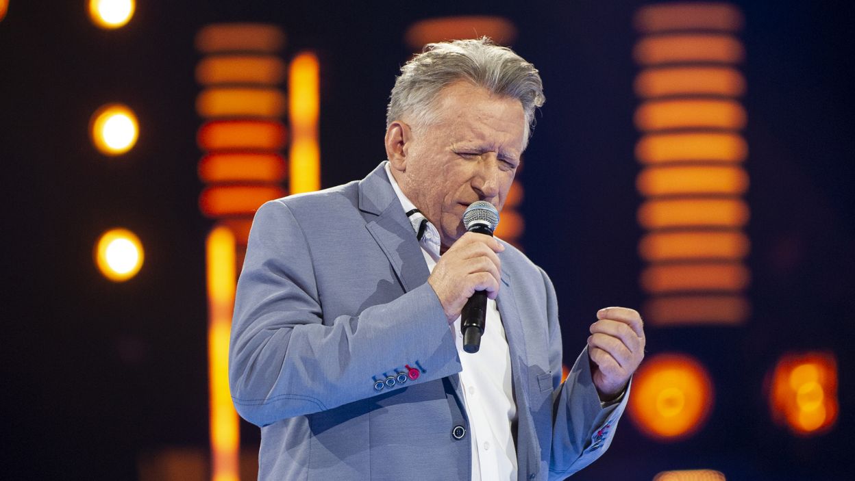 Wiesław Herliczko, nauczyciel gitary i wokalu, którego dwie uczennice wystąpiły na scenie „The Voice Kids” na naszej scenie zaśpiewał utwór „Ludzkie gadanie” z repertuaru Maryli Rodowicz (fot. TVP)
