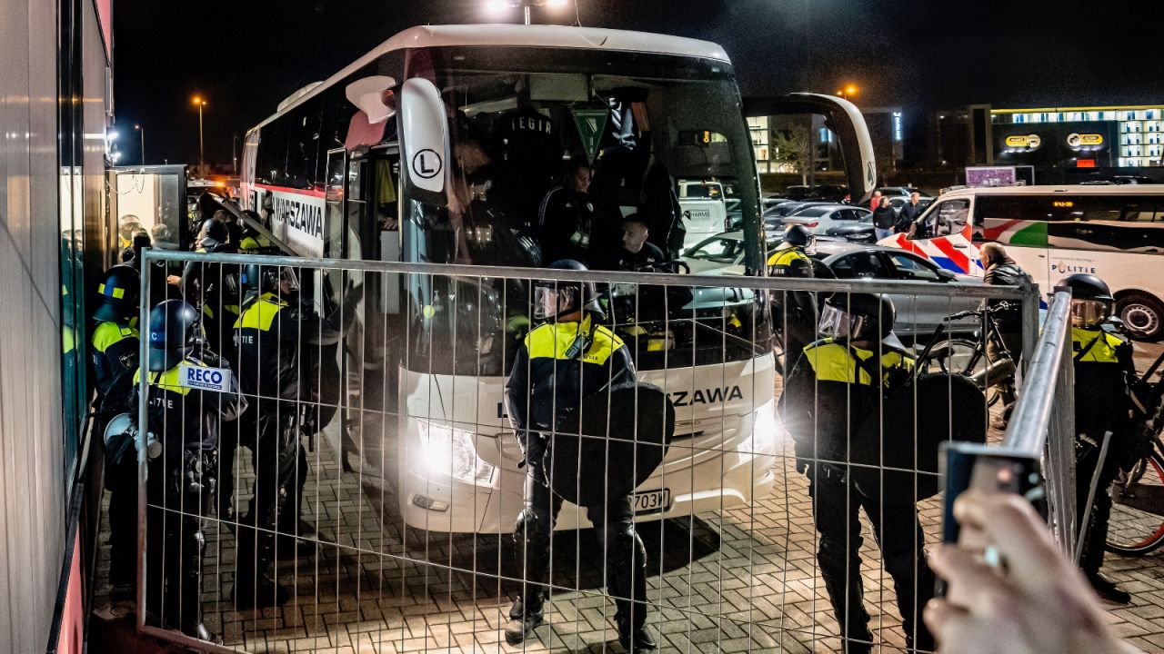 Dwa miesiące temu w Alkmaar popychano i uderzano Dariusza Mioduskiego, właściciela i prezesa Legii Warszawa (fot: Getty)
