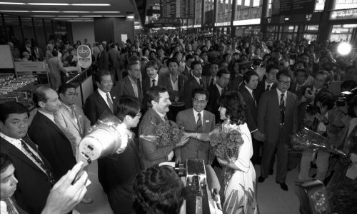 Powitanie Lecha Wałęsy na lotnisku Narita w Tokio Fot. Asahi Shimbun via Getty Images
