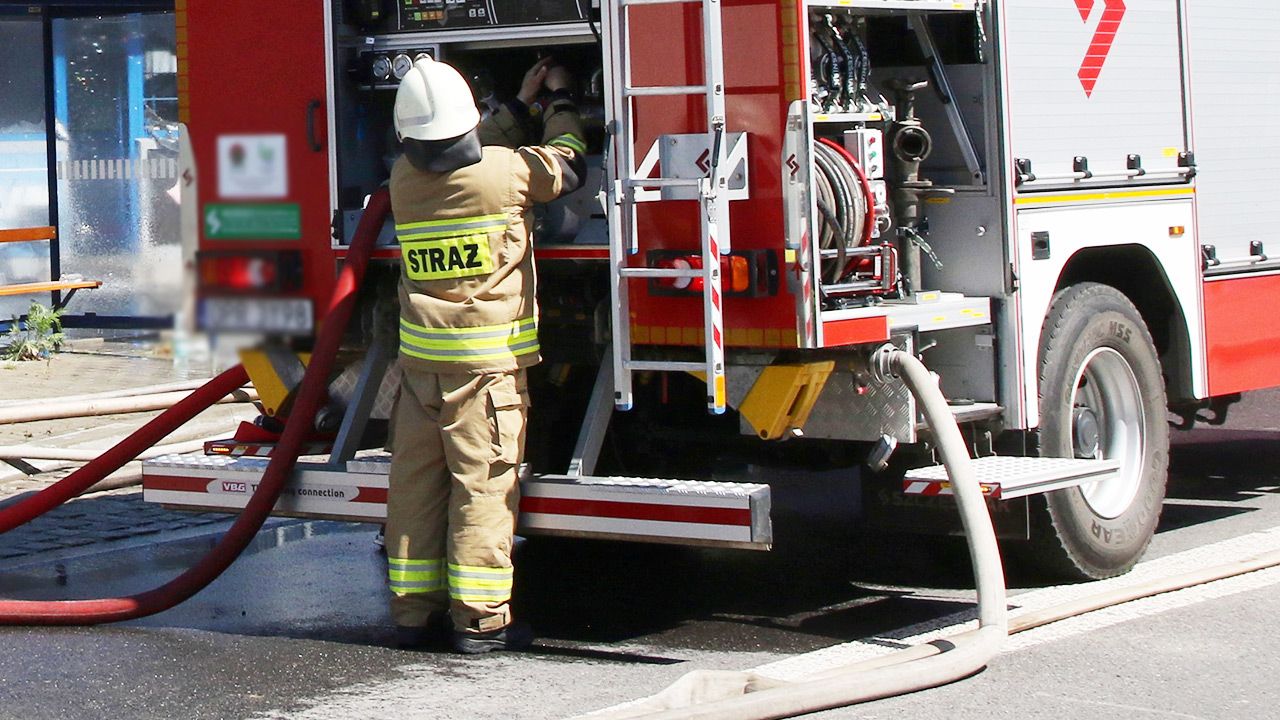 Na miejscu pracuje kilkudziesięciu strażaków (fot. PAP/Krzysztof Świderski; zdjęcie ilustracyjne) Na miejscu pracuje kilkudziesięciu strażaków (fot. PAP/Krzysztof Świderski; zdjęcie ilustracyjne)