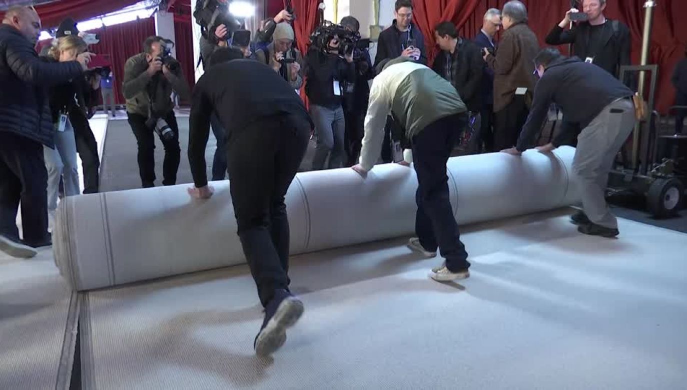 From red to 'champagne', iconic Oscars carpet is no more | TVP World