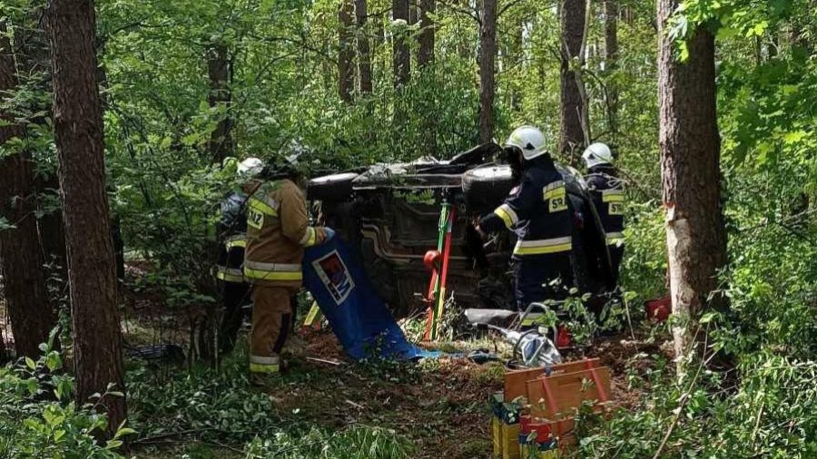Krzykosy, Solec, wypadek, dachowanie w lesie (fot. OSP Sulęcin)