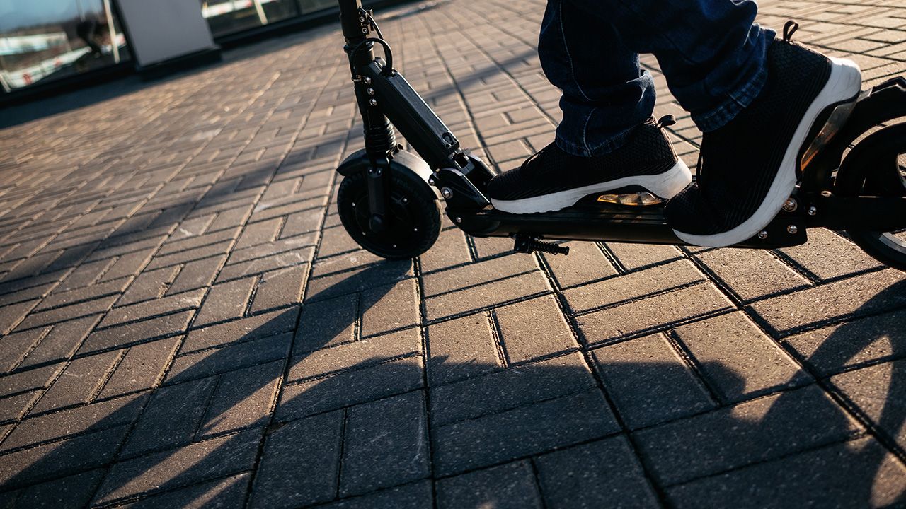 Na hulajnogach, rowerach, wrotkach itp pojeździmy wokół pomnika L. Kaczyńskiego – zaprasza Wagner (fot. Shutterstock/Andrei Bortnikau) Na hulajnogach, rowerach, wrotkach itp pojeździmy wokół pomnika L. Kaczyńskiego – zaprasza Wagner (fot. Shutterstock/Andrei Bortnikau)