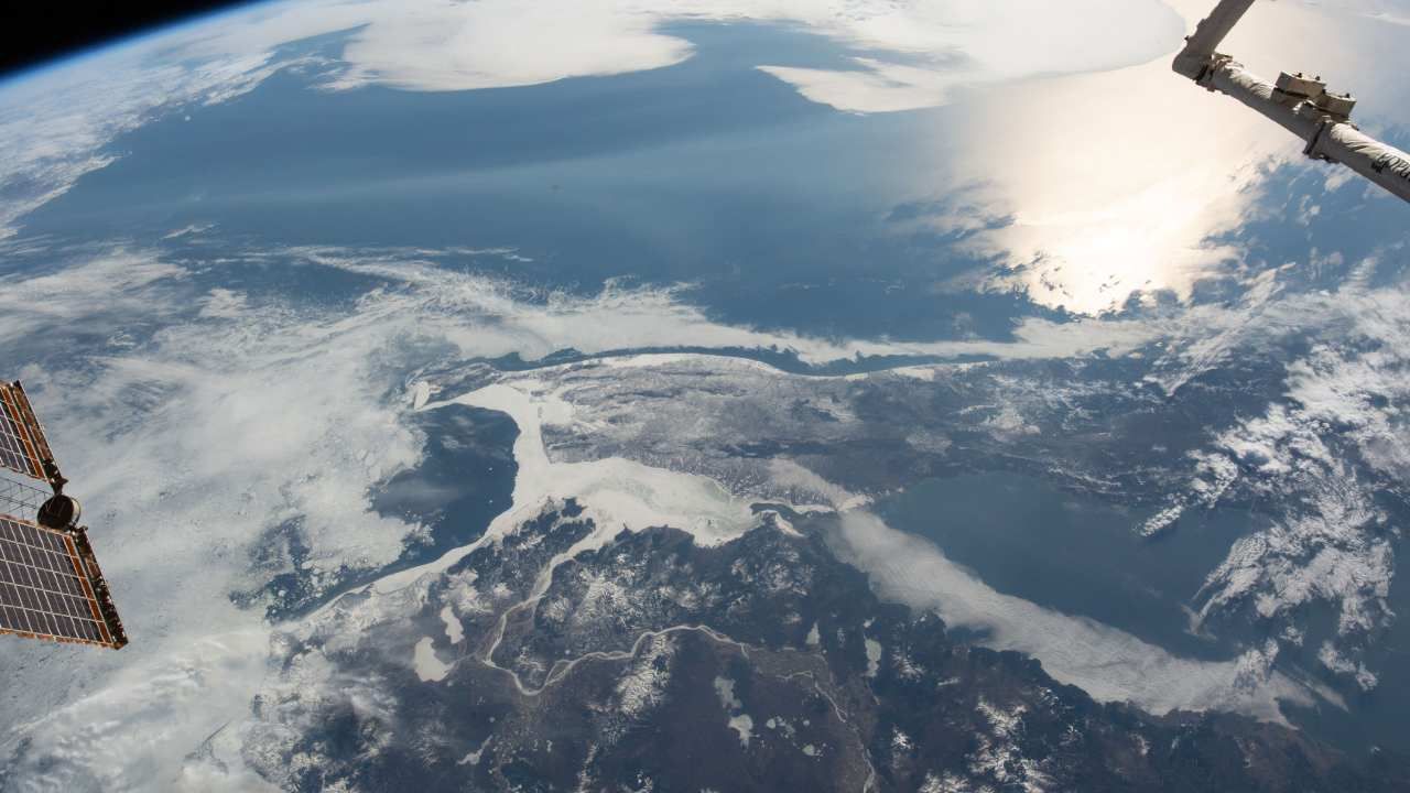 Cieśnina Tatarska oddziela Sachalin od kontynentu azjatyckiego; zdjęcie wykonane z ISS (fot. Wikimedia Commons/NASA) Cieśnina Tatarska oddziela Sachalin od kontynentu azjatyckiego; zdjęcie wykonane z ISS (fot. Wikimedia Commons/NASA)