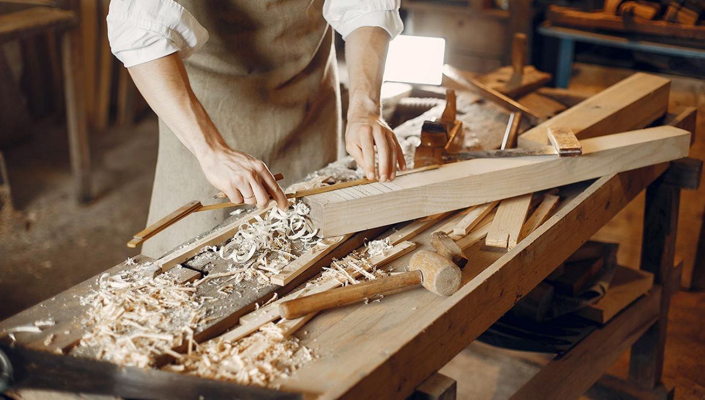 Najtrudniej z zatrudnieniem jest m.in. w przemyśle meblarskim (fot. Shutterstock/Oleggg)